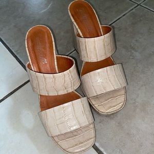 L’intervalle croco leather sandals
